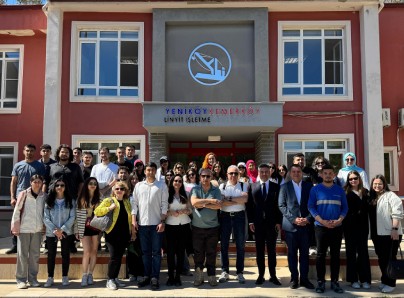 Ziraat fakültesi öğrencileri taşınan zeytinleri yerinde gördü